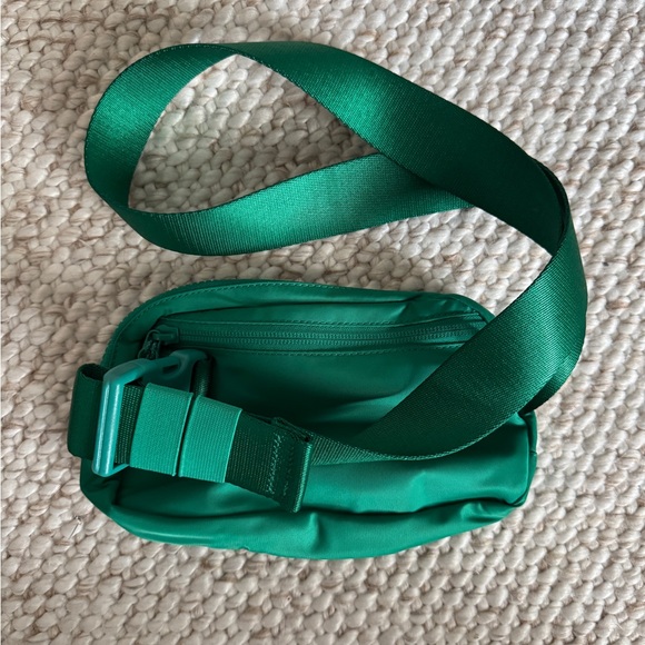 NWOT / Lululemon Emerald Ice Belt Bag 1L - Picture 3 of 8